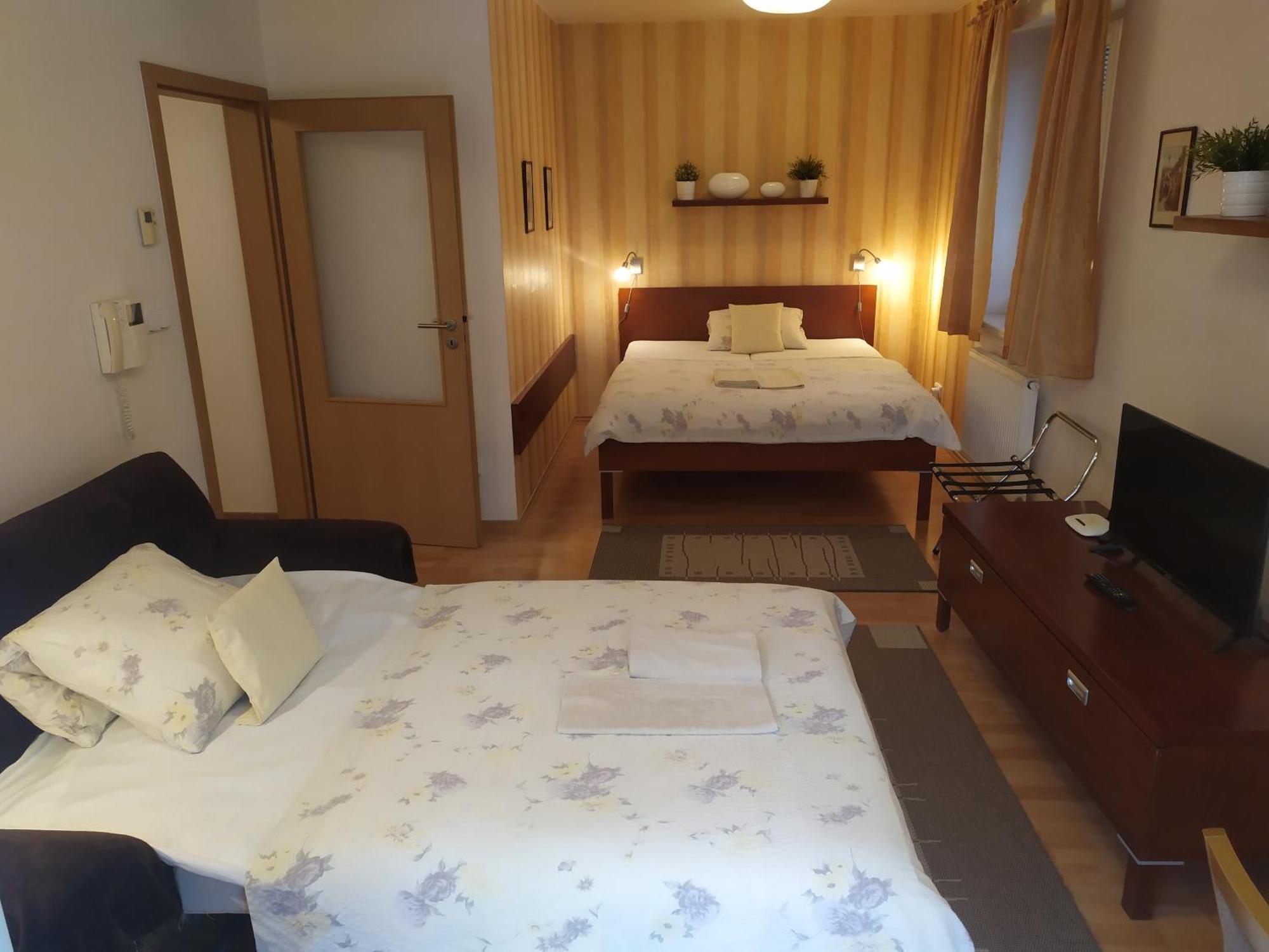 Gonda Apartments Hradec Kralove Ngoại thất bức ảnh