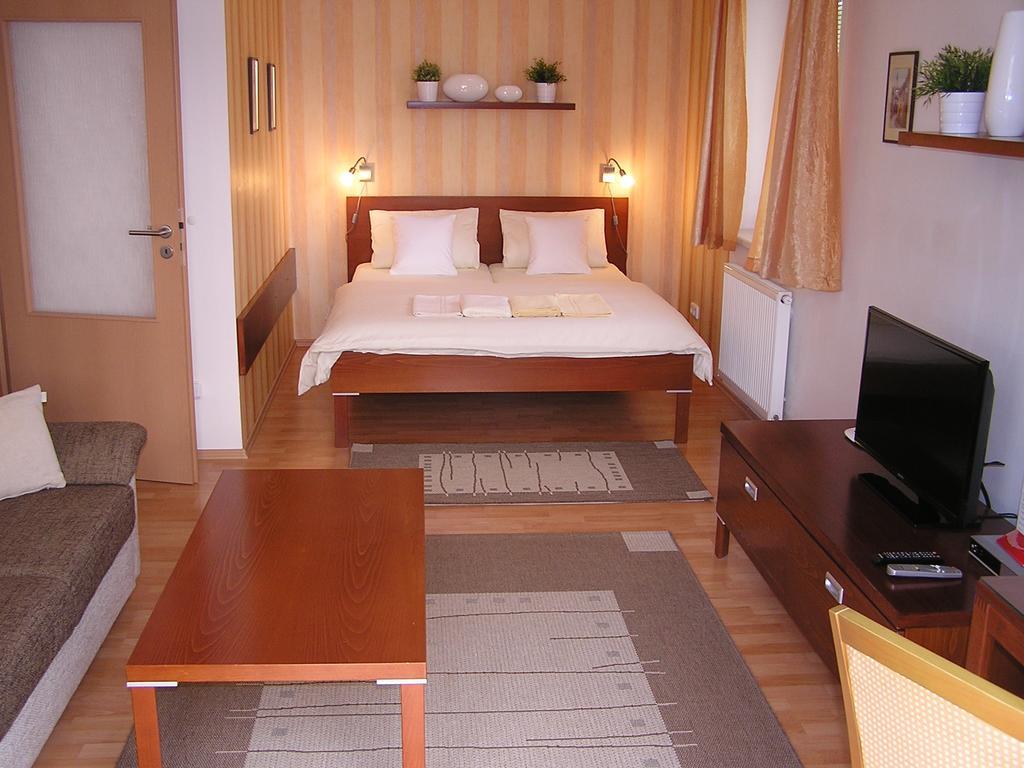 Gonda Apartments Hradec Kralove Ngoại thất bức ảnh