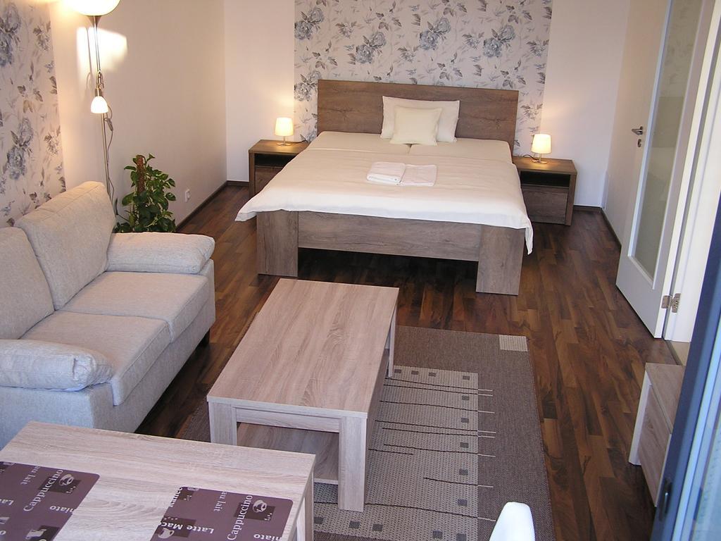 Gonda Apartments Hradec Kralove Ngoại thất bức ảnh