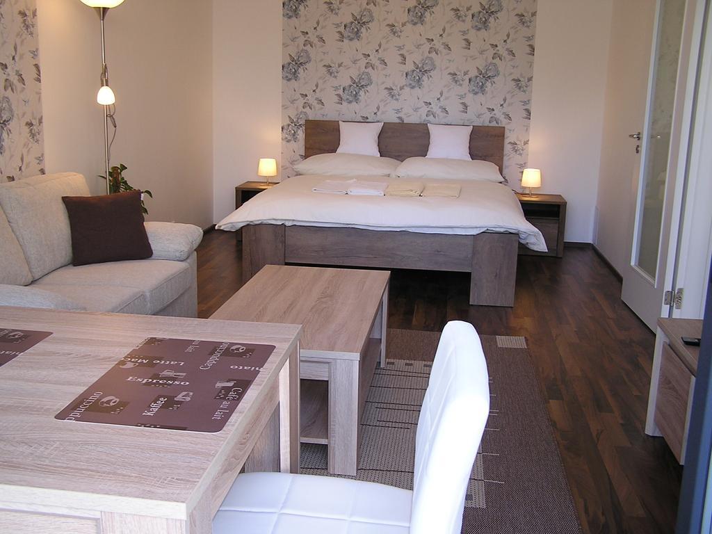 Gonda Apartments Hradec Kralove Ngoại thất bức ảnh